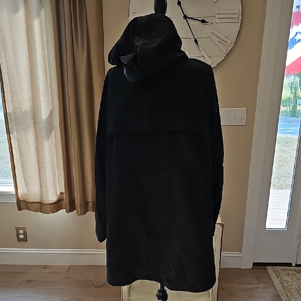 Eddie Bauer Women's Black Rain Jacket - Picture 4 of 7
